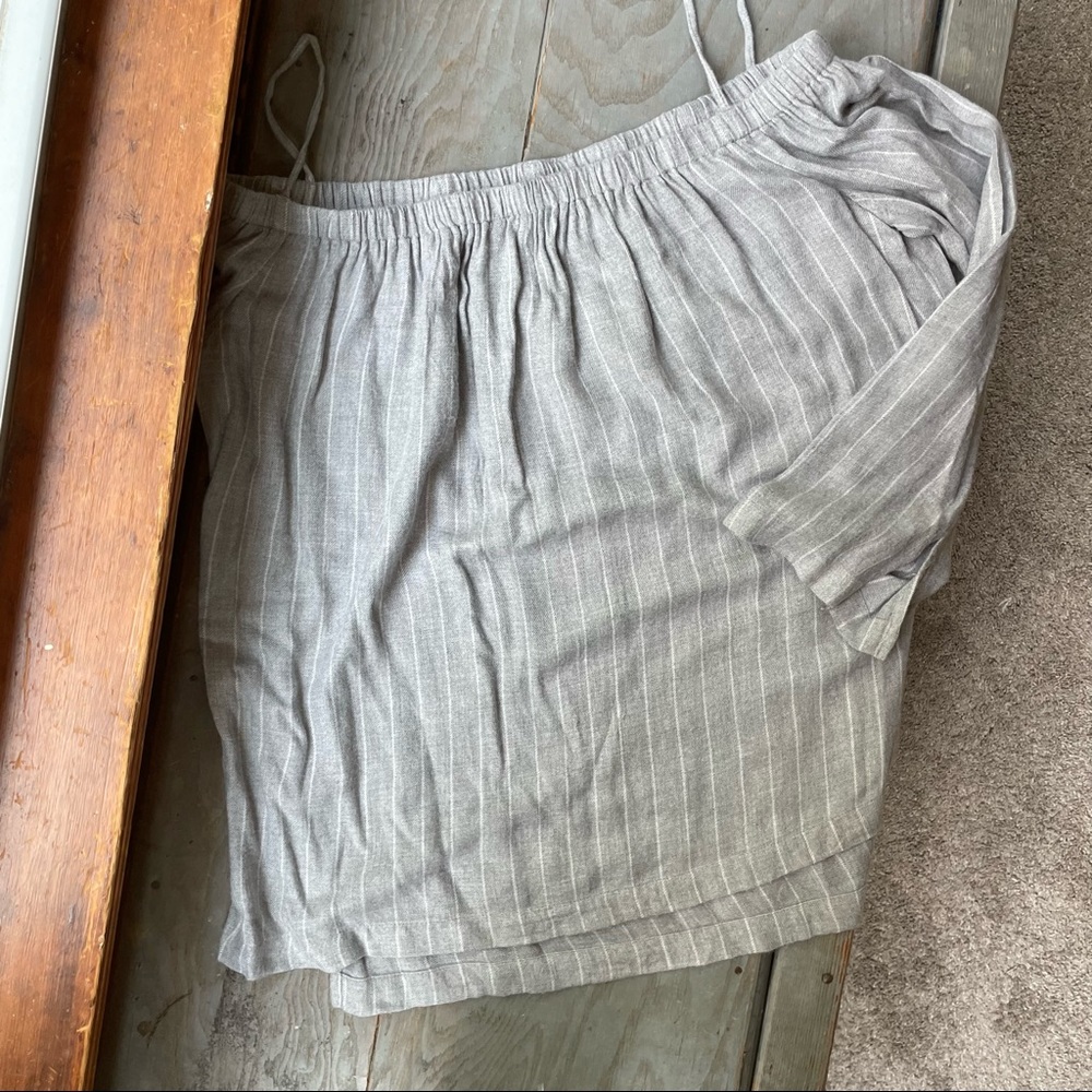 Cloth & Stone Anthropologie gray pinstripe cold shoulder top | size medium
